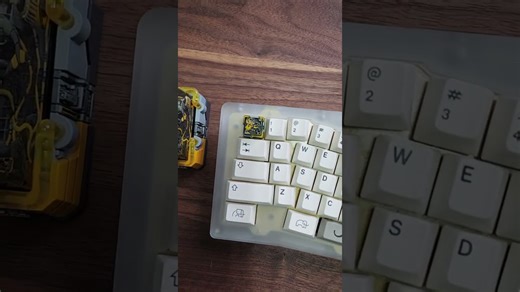 Transform any keyboard with this standout keycap and turn regular headphones into a gaming headset with this versatile microphone