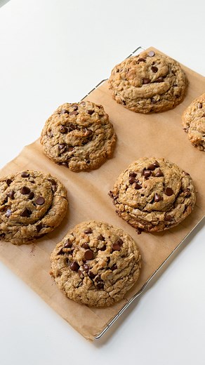Iram Mansoor on Instagram: "Brown butter Oatmeal chocolate chip cookies 🍪 Ingredients 1 cup unsalted butter, browned 1 tbsp powdered milk 3/4 cup light brown sugar 1/4 cup granulated sugar 1 egg + 1 egg yolk 1 1/2 cup all purpose flour 1 tbsp corn starch 1/4 tsp baking soda 1/2 tsp baking powder 1 1/3 cups old fashioned oats 1 tbsp vanilla bean paste 1 cups semisweet chocolate chips Pinch of salt 1/2 tsp cinnamon Method: Brown the butter: In a pan on medium low heat add cubed butter cook low an