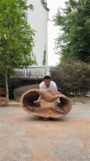 Artistic Viral on Instagram: "These artists creates finely detailed wooden sculptures 🪵 that highlight exceptional craftsmanship and a timeless artistic voice. Every piece shows a strong connection to nature 🌿, translating its calm presence into carefully shaped forms and rich textures. The work feels grounded yet quietly powerful 😳, encouraging viewers to slow down, observe closely, and appreciate the beauty found in patience and precision. Art by: 42945514282 & 29749100338 (Döuyin)"