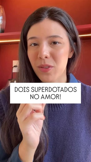 Mariana Goulart Neuropsicóloga on Instagram: "Dois superdotados juntos tendem a criar conexões intensas, mas também exigentes. ✅ O cérebro com altas habilidades busca profundidade, lógica e coerência… inclusive no amor. ❗️Por isso, a relação pode virar um teste: cobrança por reciprocidade, excesso de análise e pouca leveza. Na clínica, vejo casais assim: se entendem intelectualmente, mas se esgotam emocionalmente. 📌 Dica? Nem todo afeto precisa ser provado. Às vezes, só precisa ser vivido. 📌 E