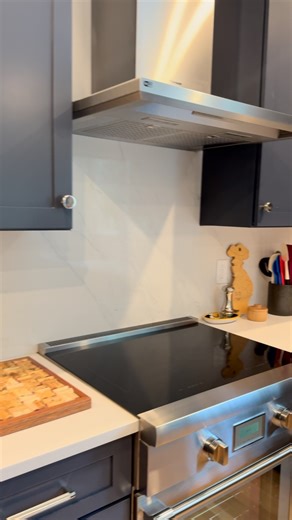 Ever wonder why so many designers are choosing full-height backsplashes lately?  It’s the ultimate statement, sleek, modern, and functional. Quartz slabs behind your range not only make cleanup a breeze but also give your kitchen that custom showroom look everyone dreams of.  ✨ One material. Endless impact. #GraniteGirlsUSA #FullHeightBacksplash #QuartzKitchen #InteriorDesignTrends #CountertopDesign #StonePerfection | Granite Girls USA Inc. | Facebook