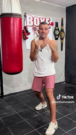 Aprenda Boxe em Casa: Passo a Passo para Iniciantes! 🥊 Comece do jeito certo! Hoje, você vai aprender os golpes básicos do boxe: jab, direto, cruzado e gancho. Com essa base, seu treino fica mais eficiente e sua evolução mais rápida. Bora treinar? Dá o play e vem comigo! 🔥💪