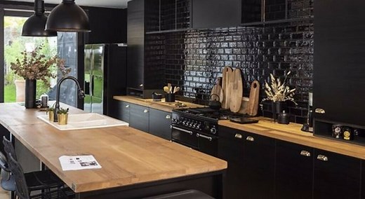 Cuisine tendance : 15 idées pour associer le NOIR au BOIS