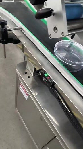 Put a label on the plane of the box labeling machine
