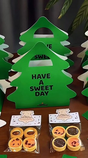 Anna on Instagram: "Three-dimensional Christmas tree dessert baking handbag box. #cake #cakebox #cakepackaging #factory #foodbox #customize #baker #bakery #customized #folding #threedimensional #christmas #dessert #handle"