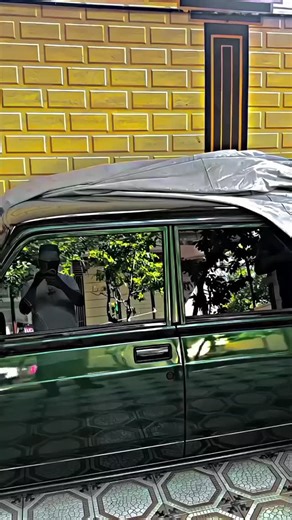 @vazz__2107_02 on Instagram: "#日本利用压电瓷砖将脚步转化为电能。 这些瓷砖捕捉来自你脚步的动能。当你行走时，你的重量和动作会对瓷砖产生压力。瓷砖会轻微弯曲，从而产生机械应力。瓷砖内部的压电材料将这种应力转化为电能。每一步都会产生少量电荷，而数百万步结合在一起就能产生足够的电力来驱动 LED 灯、数字显示屏和传感器。 在像涩谷车站这样繁忙的地方，每天大约有240万个脚步为这一系统作出贡献。这些电能可以被储存或立即使用，从而减少对传统电力来源的依赖，并支持可持续的城市基础设施。 这种方法将日常运动转化为实用的可再生能源。 #日本 #知识 #事实 #你知道吗 #推荐 #科技 #创新 #历史 #技术 #实验 #热门"