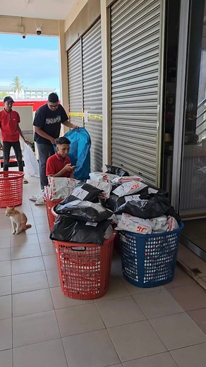 3K views · 21 reactions | Thank you semua kesayangan kak Ana. Parcel JNT dh pick up... Tracking number kena tunggu staff JNT bagi dlu bru kak ana up dkt wall naa... Jumpa live Selasa nanti yaaa. Selamat Hari Raya Aidiladha. Maaf Zahir Batin  | Anna Hasim PAGE | Facebook