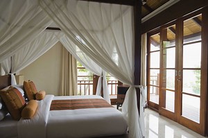 Way to Use a Bed Canopy With a Ceiling Fan