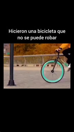 @como.funcionan on Instagram: "La bicicleta antirrobo de Yerka revoluciona la seguridad de las bicicletas. En lugar de depender de candados externos que se pueden cortar u olvidar, el propio cuadro de la bicicleta se convierte en el candado. El tubo diagonal y el tubo del sillín se desmontan y se enrollan alrededor de un poste, asegurando la bicicleta mediante su estructura central. La genialidad reside en el cambio de incentivo. Cualquier intento de romper el candado daña permanentemente la bic