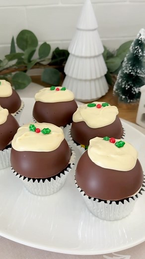 191 reactions · 54 shares | Make these piñata Christmas pudding cupcakes! All you need is Cupcakes (I used a Betty Crocker mix) Buttercream icing Milk cooking chocolate White cooking chocolate Half sphere silicon moulds (I got mine at spotlight) Christmas sprinkles Mini M&Ms #baking #chocolate #christmasfood #christmasbaking #christmas #cupcakes #cupcakesofinstagram #christmascupcakes #pinatacake | Stuff Mums Like | Facebook