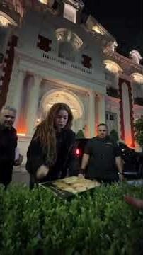 🇦🇷🩵 Shakira saludando y firmando a los fans que la esperaban en el hotel en Buenos Aires