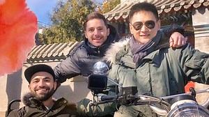 495K views · 3.9K reactions | 【#2021新春特輯 北京過年挺好的】今年春節，來自美國的導演薩莎和來自葡萄牙的空乘李小龍，也選擇留在北京過年。在正月初五“迎財神”的日子，他們和朋友相約出遊，會有哪些好玩的事情在等著他們呢？#新春走基層 #溫暖中國 | CCTV 中文 | Facebook