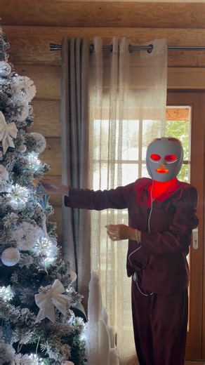 Carmen Geiss 👑 on Instagram: "Heute mal ein kleiner Blick hinter die Kulissen bei den Geissens kurz vor Heiligabend 🎄 Carmen kümmert sich um die letzten Feinarbeiten am Tannenbaum ✨ und gönnt sich zwischendurch noch ein kleines Beauty-Programm 💆‍♀️💄 und Robert… darf nach dem traumhaften Schnee von vorgestern Nacht, der den ganzen Tag liegen blieb, jetzt ganz romantisch Schneeschippen ❄️😅 So unterschiedlich können Weihnachtsvorbereitungen sein 😉 Wir wünschen euch einen wunderschönen Vor-Wei