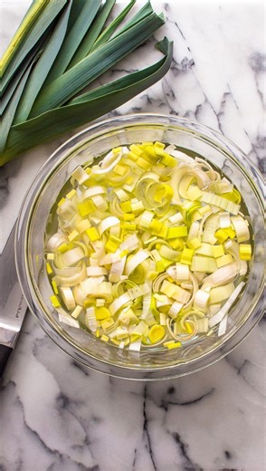 ✨How to cut, clean & store leeks✨I love cooking with leeks, but many people aren’t sure how to prep this (often quite dirty) vegetable. It is super easy and this is how I do it! . . . . . . . . . #leeks #veggieprep #veggieloaded #kitchenhack #kitchentips #howtocutleeks #cookingtips #cookinghacks #eatmoreveggies#vegetables | The Natural Nurturer