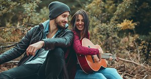 100 canciones románticas que te harán sentir mariposas en el estómago