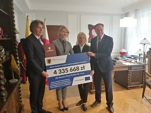 Pomorze zyska cztery nowe mammobusy! Marszałek Mieczysław Struk podpisał umowę na dofinansowanie