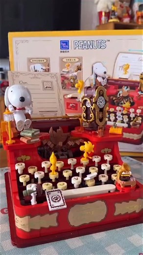 🧩 Snoopy Typewriter Edition (ลิขสิทธิ์แท้) ดีเทลแน่น งานน่ารักแบบคลาสสิกสุด ๆ ตั้งไว้โต๊ะทำงานคืออบอุ่นขึ้นทันที เหมือนพลังงานดี ๆ ส่งมาหาทุกวัน ✨ สายสะสม Peanuts ห้ามพลาดเลยจริง ๆ ราคา 1,990฿ ของมีจำนวนจำกัดนะตัว 🎄🤏🏻 #snoopytypewriter #peanutscollection #snoopyxmas #festivevibes | ชีวิตติดเล่น by Squeezecase