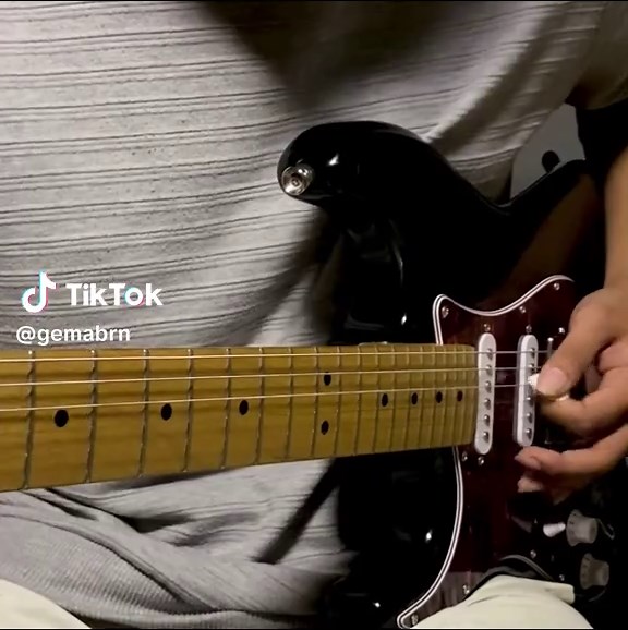Weak Electric Guitar Cover Featuring Donner DST 152
