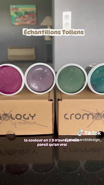 ✨ Épisode 2 — Salon & Bar ✨ Aujourd’hui, on entre dans la transformation de cet espace ultra moderne et très froid… pour en faire un intérieur chaleureux grâce à la peinture et quelques autres tips 😉 Je recrée d’abord la pièce en 3D pour tester les volumes, puis je viens scinder l’espace en deux avec une cloison intégrant une télé pivotante et une cheminée à l’éthanol, pour créer deux ambiances plus cosy. Ensuite, place au choix des couleurs. En collaboration avec @Tollens , je vous montrer ma 