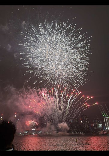 Everyone hating Melbourne fireworks that’s crazy. #melbourne #newyear #docklands