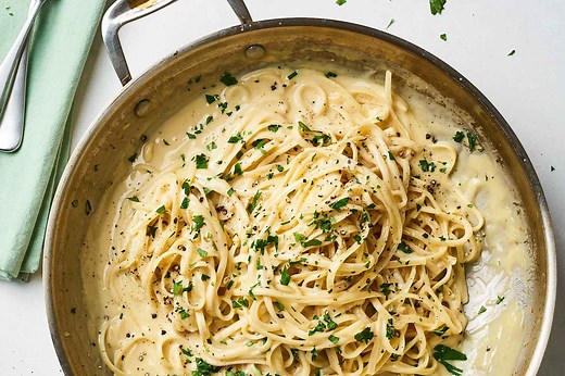 Homemade Alfredo Sauce (Only 5 Ingredients!)