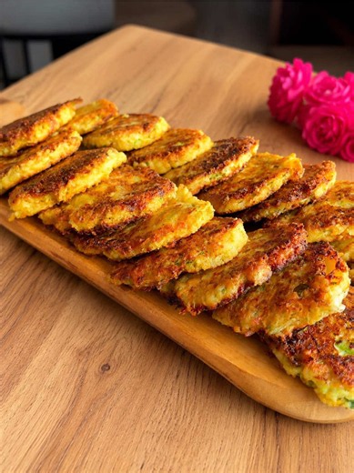 PLJESKAVICE OD TIKVICA✨🥒 KAO NA SUNCU PEČENE ZUCCHINI PATTIES ✨🥒 🎥 YouTube Kanal (channel) MERAKLIKA Sastojci * 3 srednje šargarepe (oko 200 g) * 2 tikvice (oko 600–700 g) * 2 mlada luka * 5 kašika brašna * 50 g parmezana * 200 g rendanog kačkavalja * 1 jaje * 1 kašičica suvog belog luka (po želji) * Vegeta ili so * Malo ulja * 30–50 g prezle (po potrebi, ako je smesa tečna) Način pripreme Izrendajte šargarepe i tikvice. Tikvice dobro iscedite rukama kako bi izašla višak tečnosti, pa ih preba