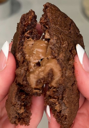 these viral 3 ingredient nutella cookies were the perfect late night sweet treat 🍫🌰🍪 Ingredients: 6 dollops 1 cup @nutellausa chocolate hazelnut spread 1 egg 3/4 cup all purpose flour Instructions: On a parchment lined baking sheet, place 6 dollops of Nutella spread and freeze for 30-60 minutes or until firm. In a large mixing bowl, combine 1 cup nutella, egg, and flour. Mix well until dough is formed, then roll into 6 small dough balls and stuff with 1 dollop of frozen nutella. Place evenly