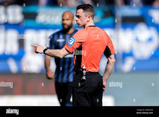 Michael Näther (Schiedsrichter [referee]), gibt Anweisungen, gestikuliert, mit den Armen gestikulieren, Einzelbild, Einzelfoto, Aktion, Action, 25.04.2026, Mannheim (Deutschland), Fussball, 3. Liga, SV Waldhof Mannheim - 1. FC Schweinfurt 05, DFB/DFL REGULATIONS PROHIBIT ANY USE OF PHOTOGRAPHS AS IMAGE SEQUENCES AND/OR QUASI-VIDEO Stock Photo - Alamy