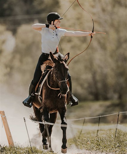 Training with @selina ~ we do horsebackarchery, so of corse we don’t do it like the archers in the olympics. so there are different ways to do archery. #archery #bogenschiessen #horsebackarchery #berittenesbogenschießen #fyp