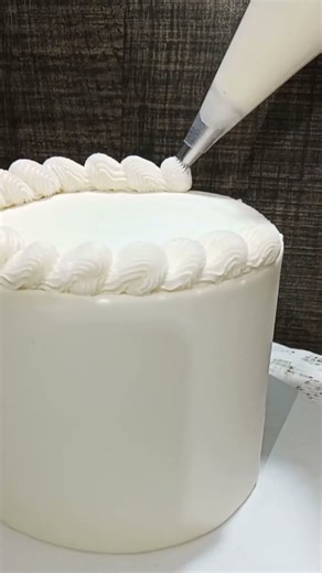 how to make buttercream swirls on a vintage cake #cakedecorating #marriagecake #shorts