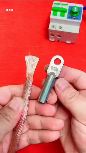 ⚡ MINI TUTORIAL: Cómo colocar correctamente un terminal eléctrico 1️⃣ Pela el cable correctamente Usa una pinza pelacables y retira solo el largo necesario (unos 5–7 mm). No cortes los filamentos del cobre ni dejes pelado de más. 2️⃣ Inserta el cable en el terminal Introduce el cobre dentro del tubo metálico del terminal hasta el fondo. Asegúrate de que no queden hilos fuera. 3️⃣ Crimpa o prensa el terminal Con una pinza de crimpar, presiona firmemente sobre la zona metálica del terminal. Nunca