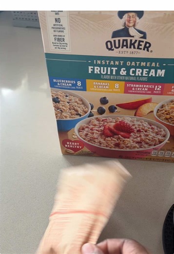 Have you had your breakfast on this morning? No I can eat Instant Oatmeal any time of the day!! ✔️Great Benefits: 100% Whole Grain Oats ✔️No Artificial Preservatives or Flavors ✔️Good Source of Fiber ✔️40 packets @Quaker Oats
