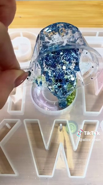 Create Stunning Light-Up Resin Letters with Epoxy