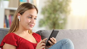 Can You Use Any Wireless Earbuds With iPhone? | Decortweaks