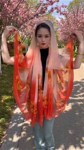 how to wear scarf 🧣 in different styles😍👌#beautifuldesigns #fashionstyles #viralvideo #scarf