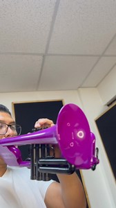 Las trompetas de plástico están hechas principalmente de ABS (Acrilonitrilo Butadieno Estireno), un tipo de plástico muy resistente y ligero. Este material se usa porque: • 🎺 Es duradero: aguanta caídas o golpes sin deformarse fácilmente. • 💨 Pesa poco: ideal para niños o principiantes, porque facilita la postura y el manejo. • 🎶 No se oxida ni necesita tanto mantenimiento como el metal. • 🎨 Permite colores llamativos: muchas trompetas de plástico vienen en rojo, azul, amarillo, etc. Algunos