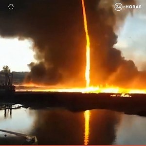 ⭕ Un terrorífico tornado de fuego se formó sobre Inglaterra. La columna de fuego se eleva casi 60 metros y el viento hace girar las llamas y las convierte en un tornado. | 24horas.cl