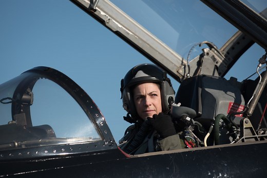 Navy Pilot vs. Air Force Pilot: 5 Main Differences Between Each