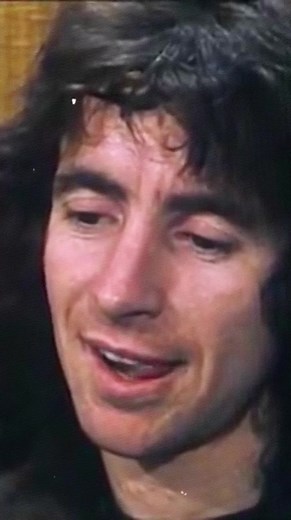 "shouldn't have the mic down there, Ian" #acdc
