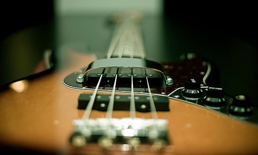 4 String vs 5 String vs 6 String Bass Explained - Guitar Lobby