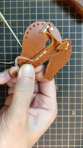 DIY Horse head keychain - Leather pattern - PDF Download and free tutorial