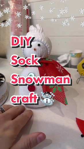 How to make a sock snowman ☃️ these are SO much fun to make! I’m getting ready to teach these classes in our creative workshops this week 🎨👩‍🎨 #art #artist #diy #crafting #artsandcrafts #tutorial #christmascraft #easycraft #diyideas #snowman #snowmancraft #upcycled #recycled