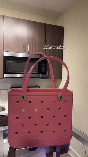 starting my new job, packed my work bag & here’s what’s in my bag 🥰🩺 i’ll do mini day in my life’s if y’all want? on my vlog page #patientcaretech #healthcareworkers #nightshiftnurselife