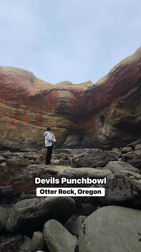 🌊 Devils Punchbowl, Oregon One of the coolest natural formations on the Oregon Coast! This collapsed sea cave fills with crashing waves during high tide, creating a huge swirling “punchbowl” effect. At low tide, you can walk the surrounding tide pools and spot starfish, anemones, and incredible rock textures. 📍 Location: Between Newport & Depoe Bay 🌊 Best time to see the bowl in action: High tide 🦀 Explore tide pools: Low tide 🚶‍♂️ Easy viewpoint right from the parking area #pacificnorthwes