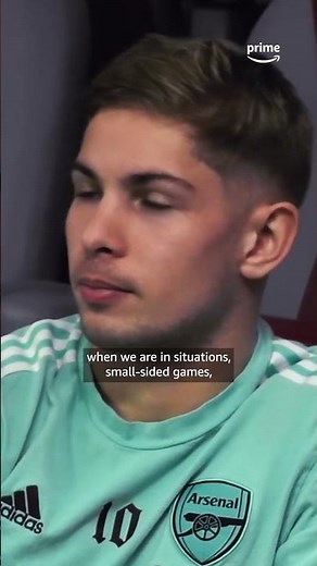 Emile Smith Rowe speaks with Arsenal’s assistant manager on how to improve his game 🧠