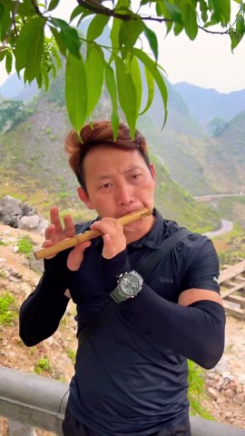 My Hmong tour guide SHREDS on this flute! 🇻🇳😨