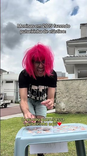 MENINAS EM 2015 FAZENDO PULSEIRINHA DE ELÁSTICO