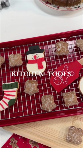 This is your sign to make Christmas candy 🎄🍬 #sinsay #christmaspresents #kitchentools