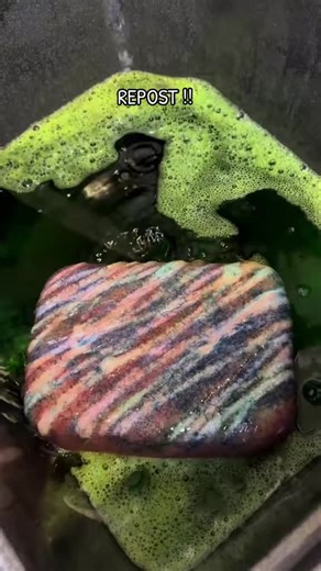 Another cheeky repost to end the year 💁🏼‍♀️😏 #suds #oddlysatisfyingvideo #visualasmr #sudsy #spongsqueezing