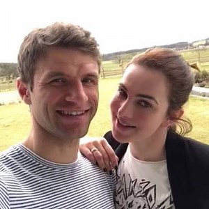 185K views · 5.1K reactions | Ein ereignisreiches Wochenende geht zu Ende. Erst mit dem FC Bayern 6:0 gegen den HSV gewonnen. Und heute geben wir bekannt, welchen Namen unser Fohlen aus euren zahlreichen, teilweise sensationellen Vorschlägen bekommen wird: Emma. Schönen Sonntag noch... | Thomas Müller | Facebook